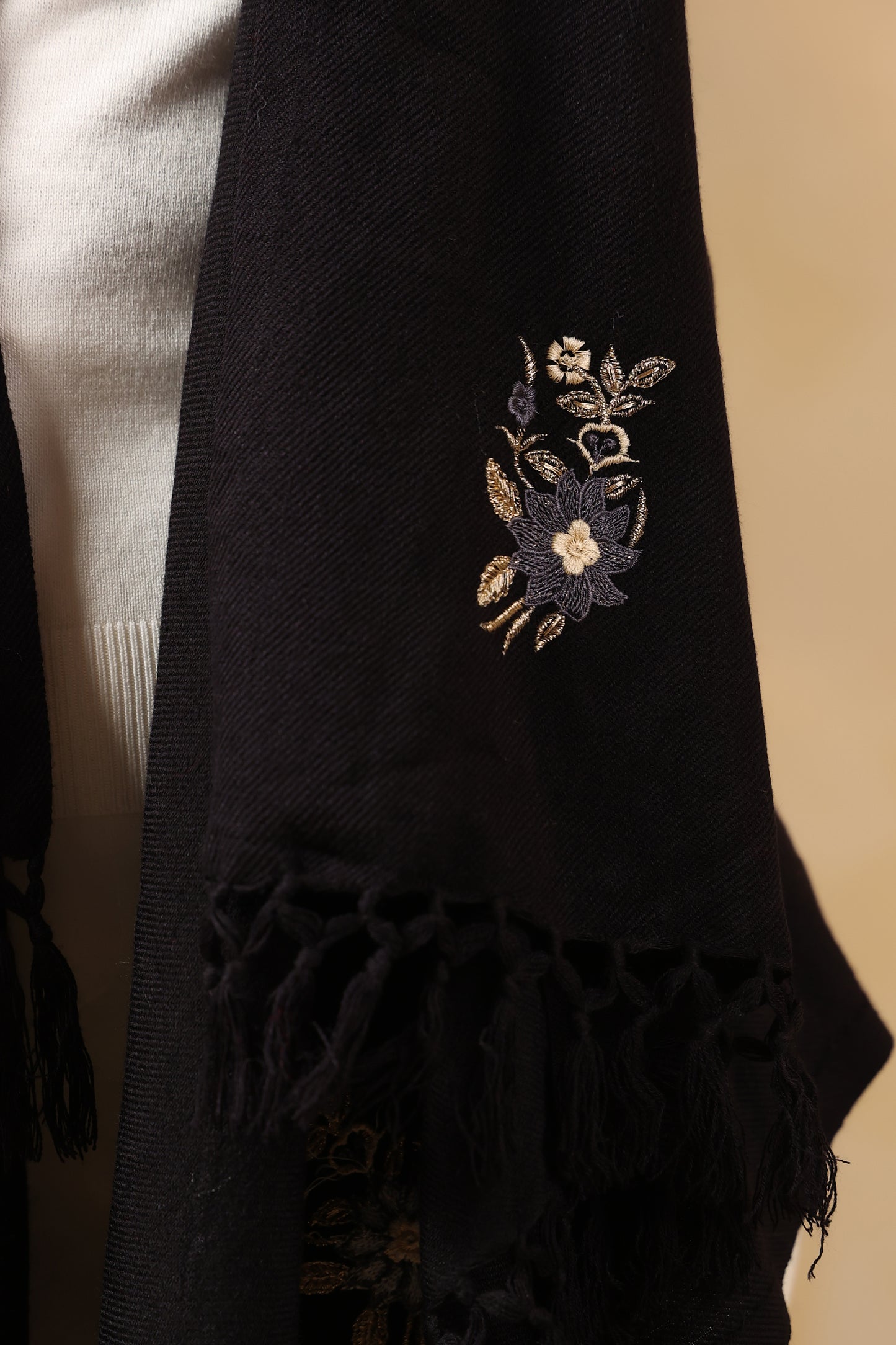 Women's Sleeveless Floral Zari Embroidery Cardigan Shrug | Black