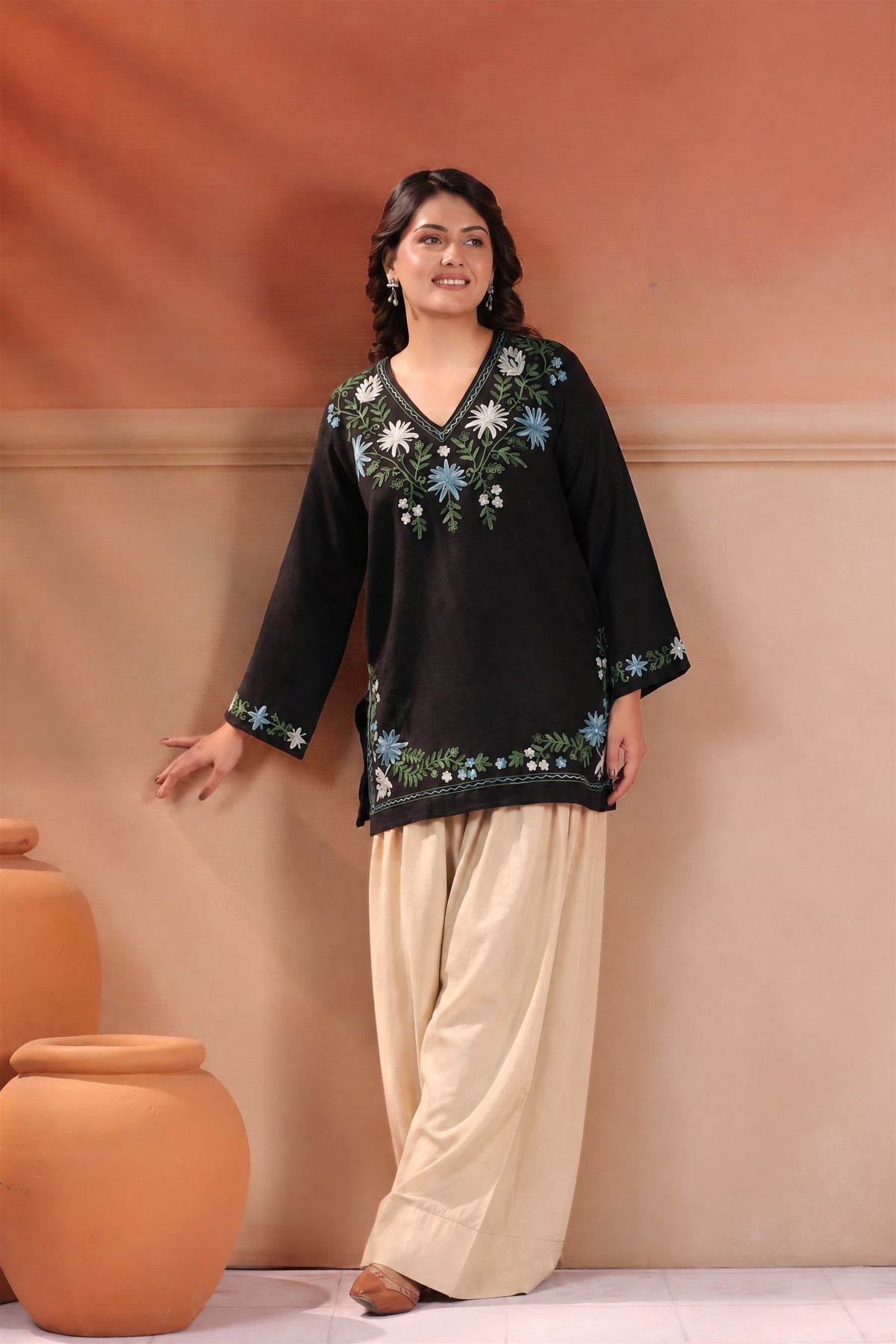 Women's Kashmiri Aari Floral Embroidered Woollen Kurta | Black