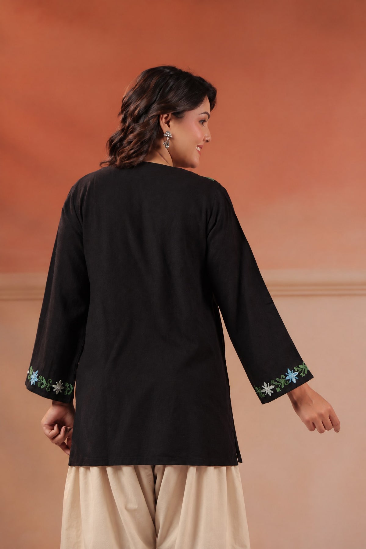 Women's Kashmiri Aari Floral Embroidered Woollen Kurta | Black