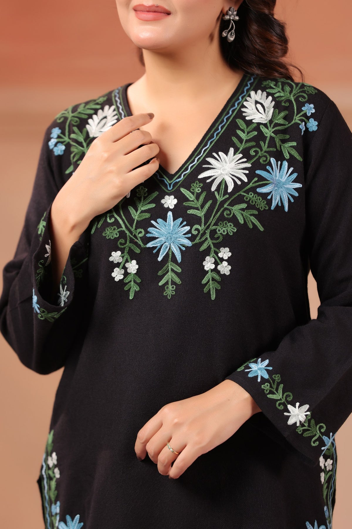 Women's Kashmiri Aari Floral Embroidered Woollen Kurta | Black