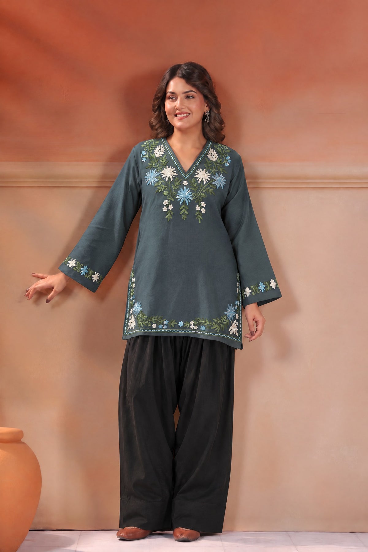Women's Kashmiri Aari Floral Embroidered Woollen Kurta | Grey