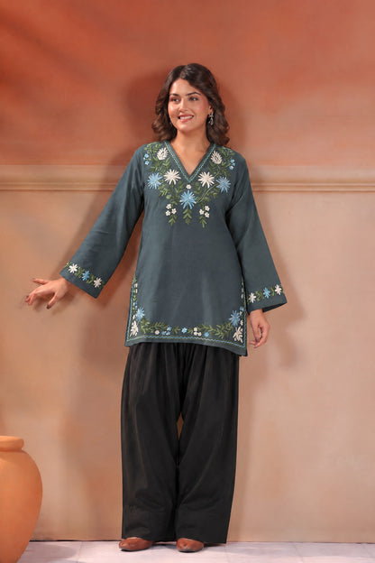 Women's Kashmiri Aari Floral Embroidered Woollen Kurta | Grey