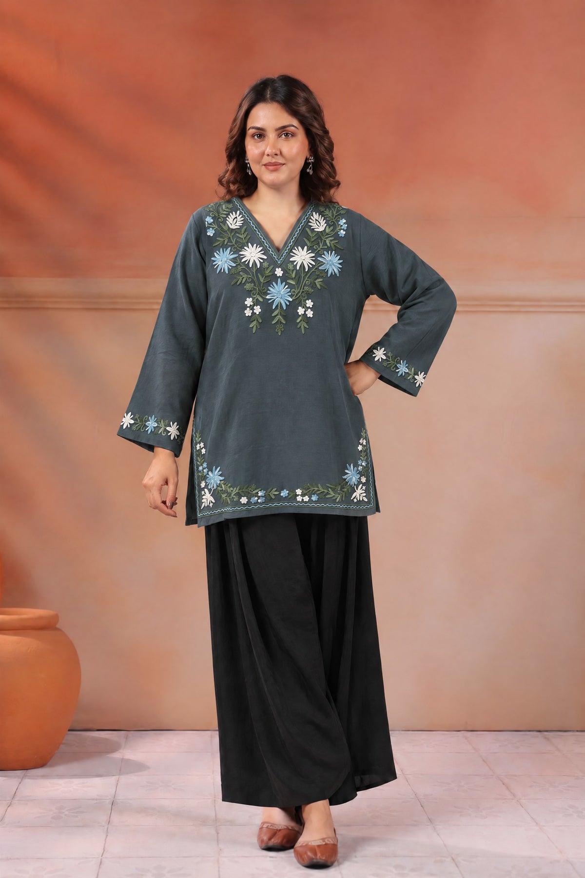 Women's Kashmiri Aari Floral Embroidered Woollen Kurta | Grey