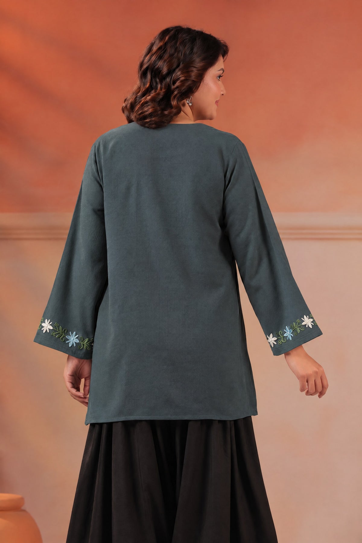 Women's Kashmiri Aari Floral Embroidered Woollen Kurta | Grey