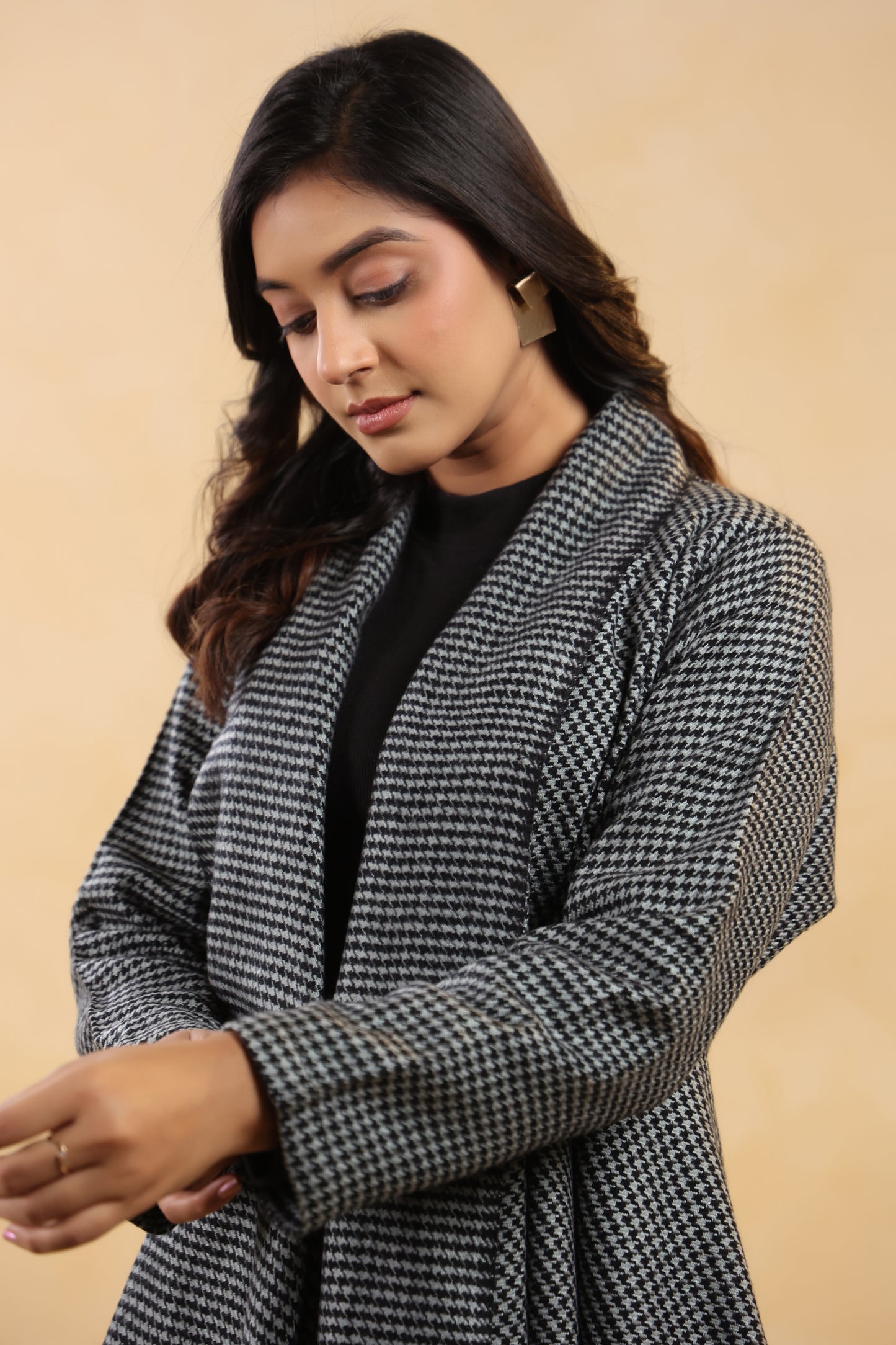 Women's Full Sleeve Woolen Checkered Shrug Cardigan | Black Grey