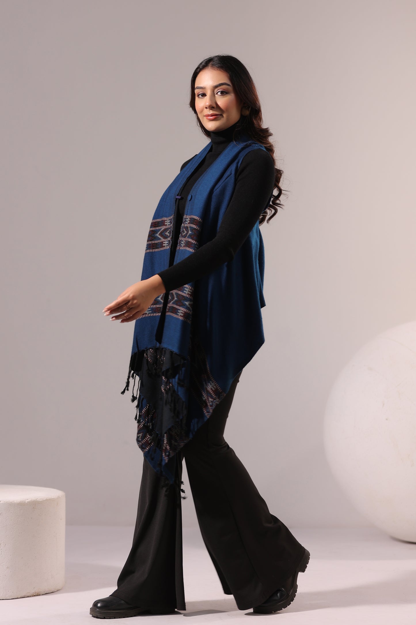 Women's Sleeveless Kullu Pattern Shrug Cardigan | Blue