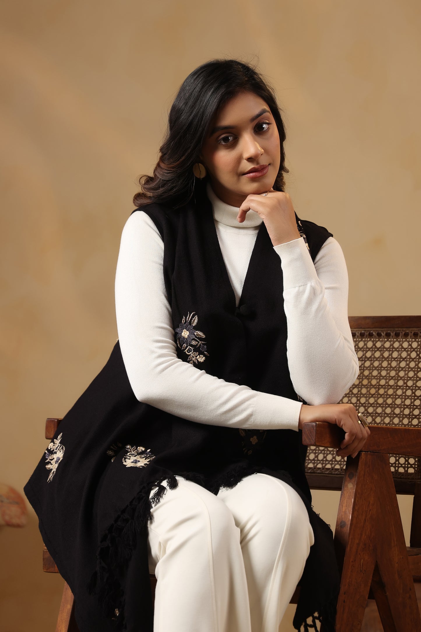 Women's Sleeveless Floral Zari Embroidery Cardigan Shrug | Black