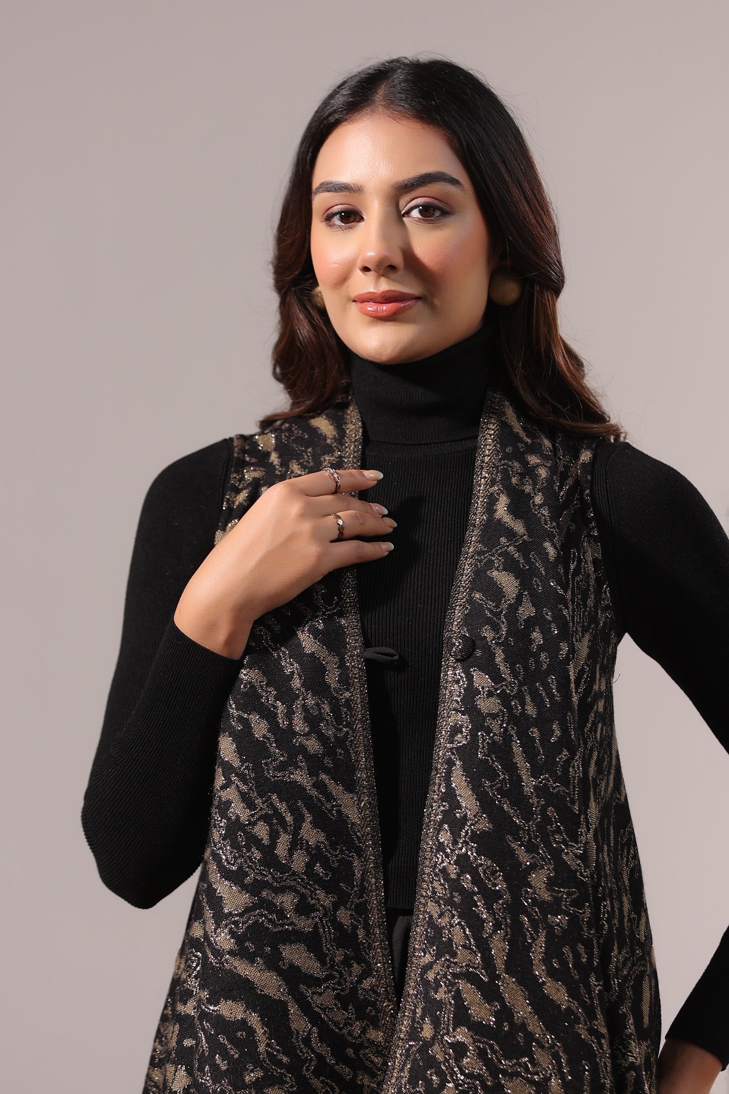 Women's Sleeveless Zari Pattern Shrug Cardigan | Black