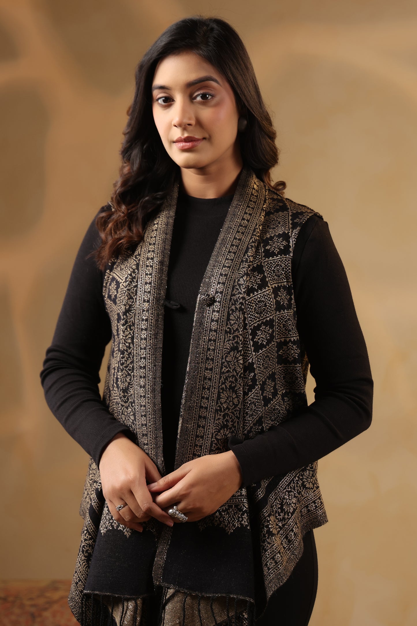 Women's Sleeveless Zari Patterned Shrug Cardigan | Black