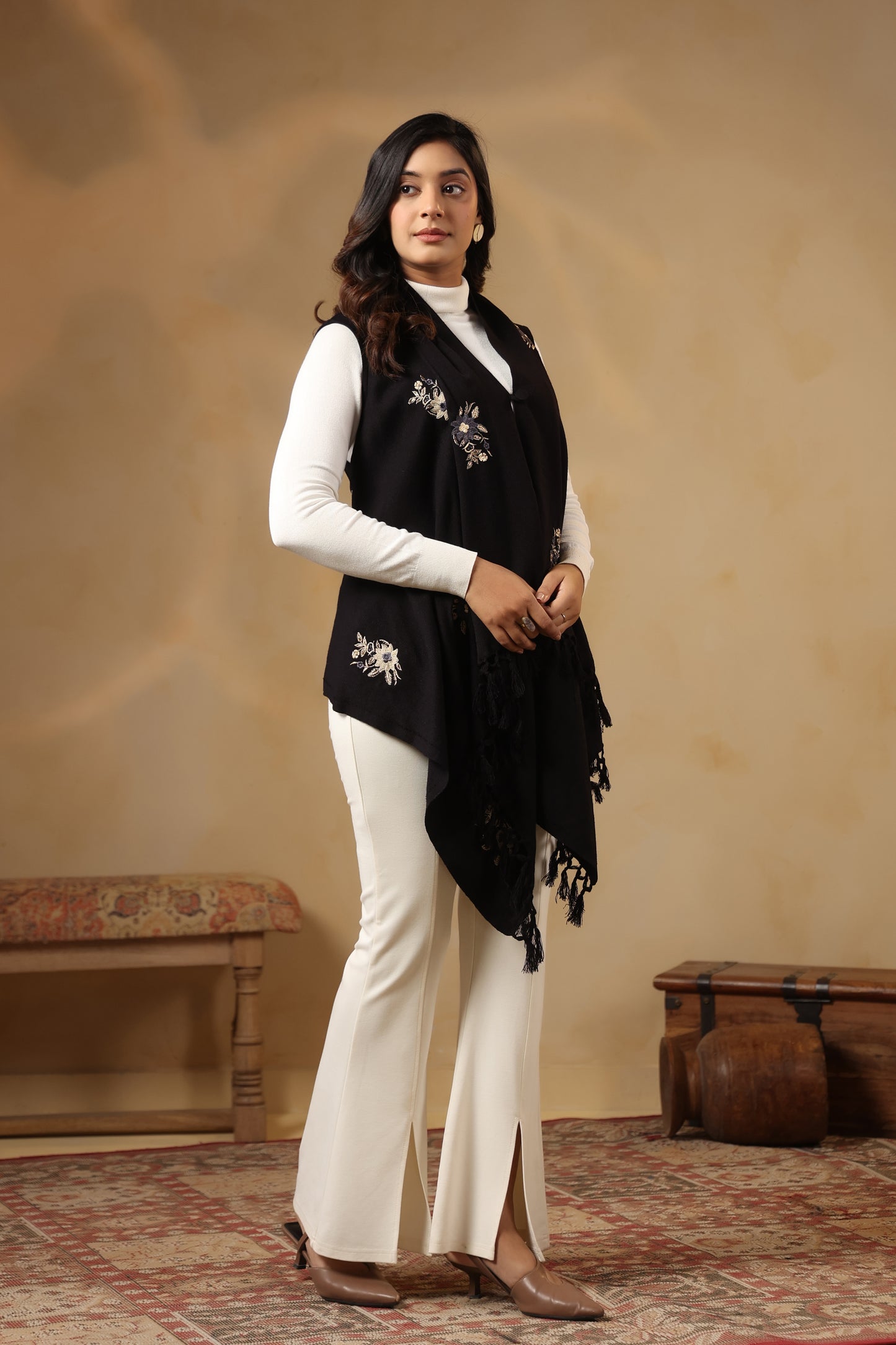 Women's Sleeveless Floral Zari Embroidery Cardigan Shrug | Black