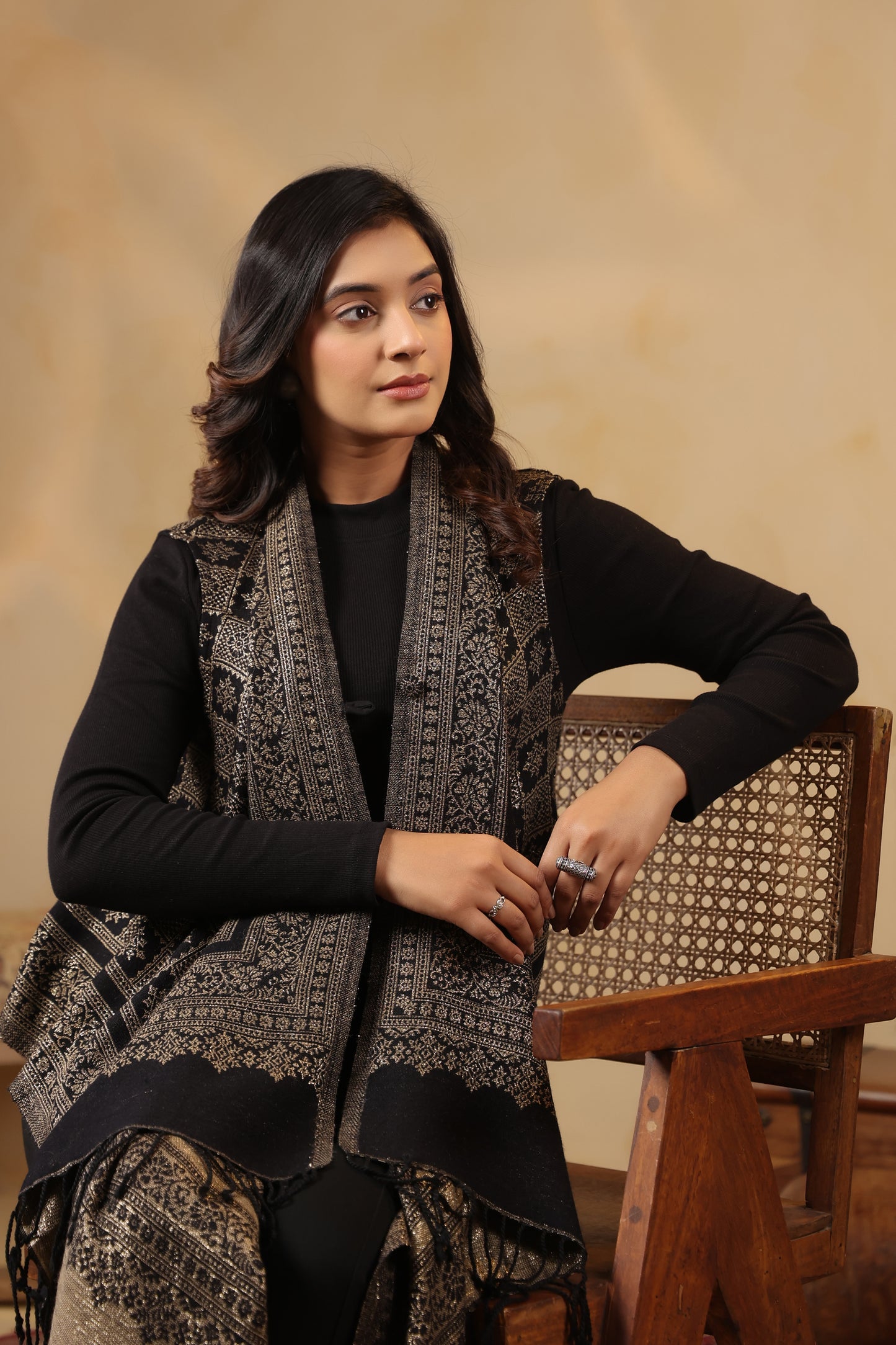 Women's Sleeveless Zari Patterned Shrug Cardigan | Black