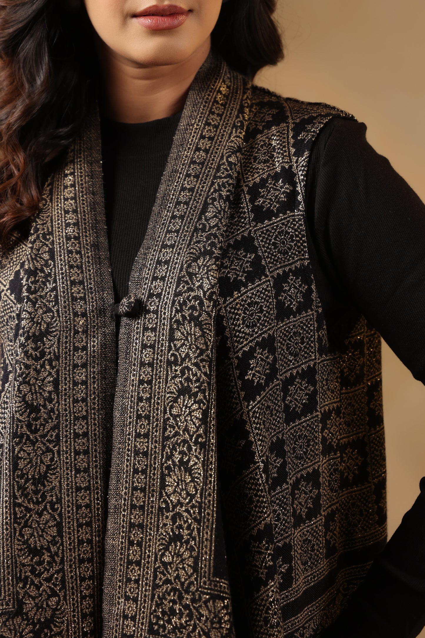 Women's Sleeveless Zari Patterned Shrug Cardigan | Black