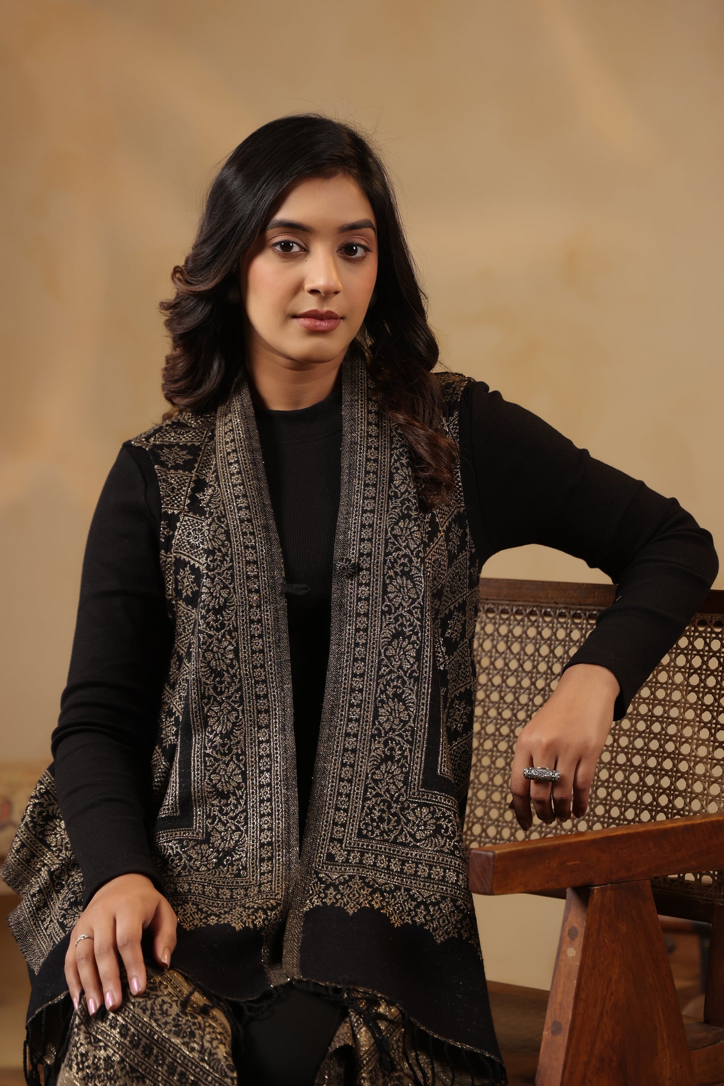 Women's Sleeveless Zari Patterned Shrug Cardigan | Black
