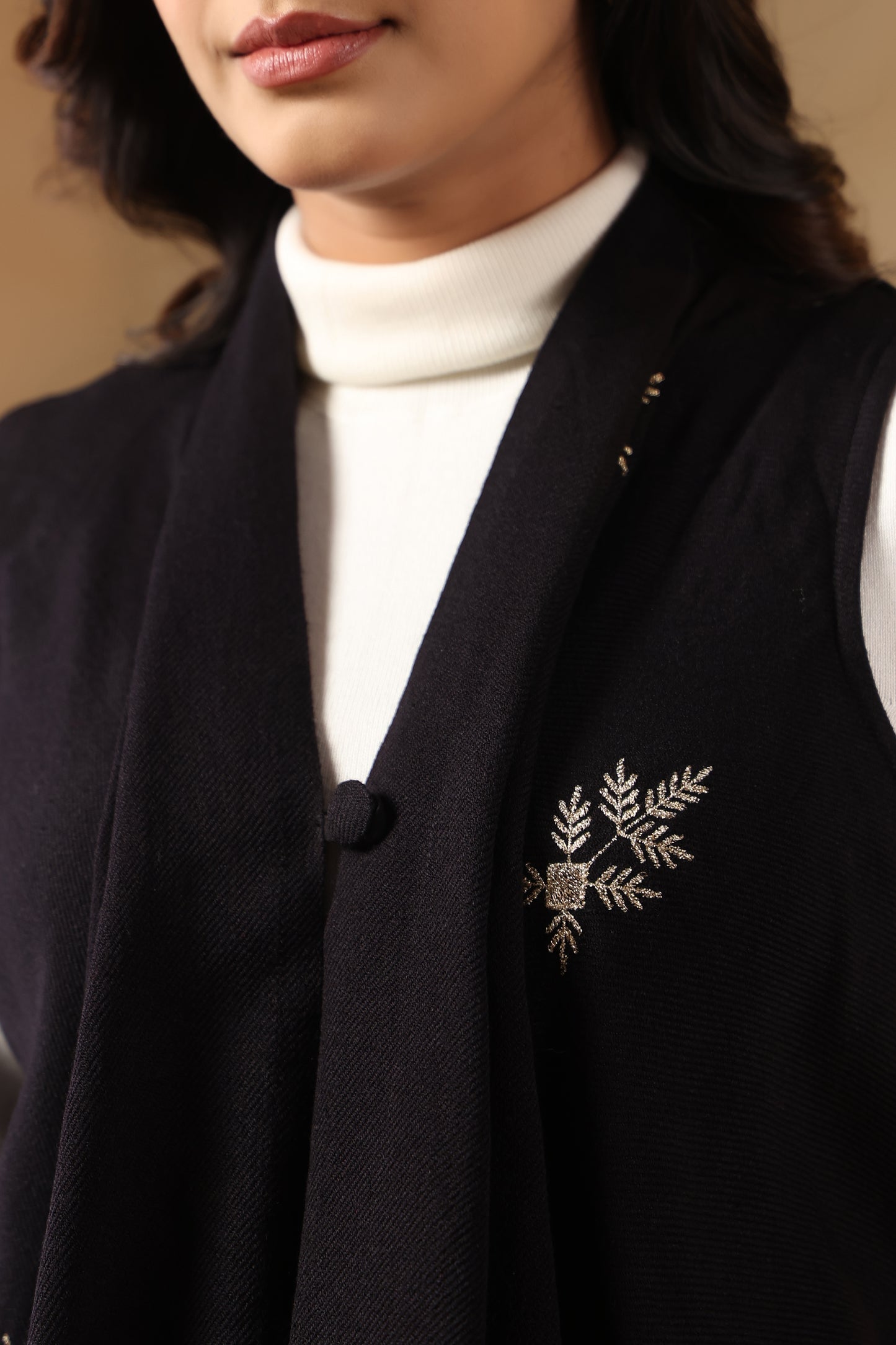 Women's Sleeveless Floral Zari Embroidery Shrug Cardigan | Black