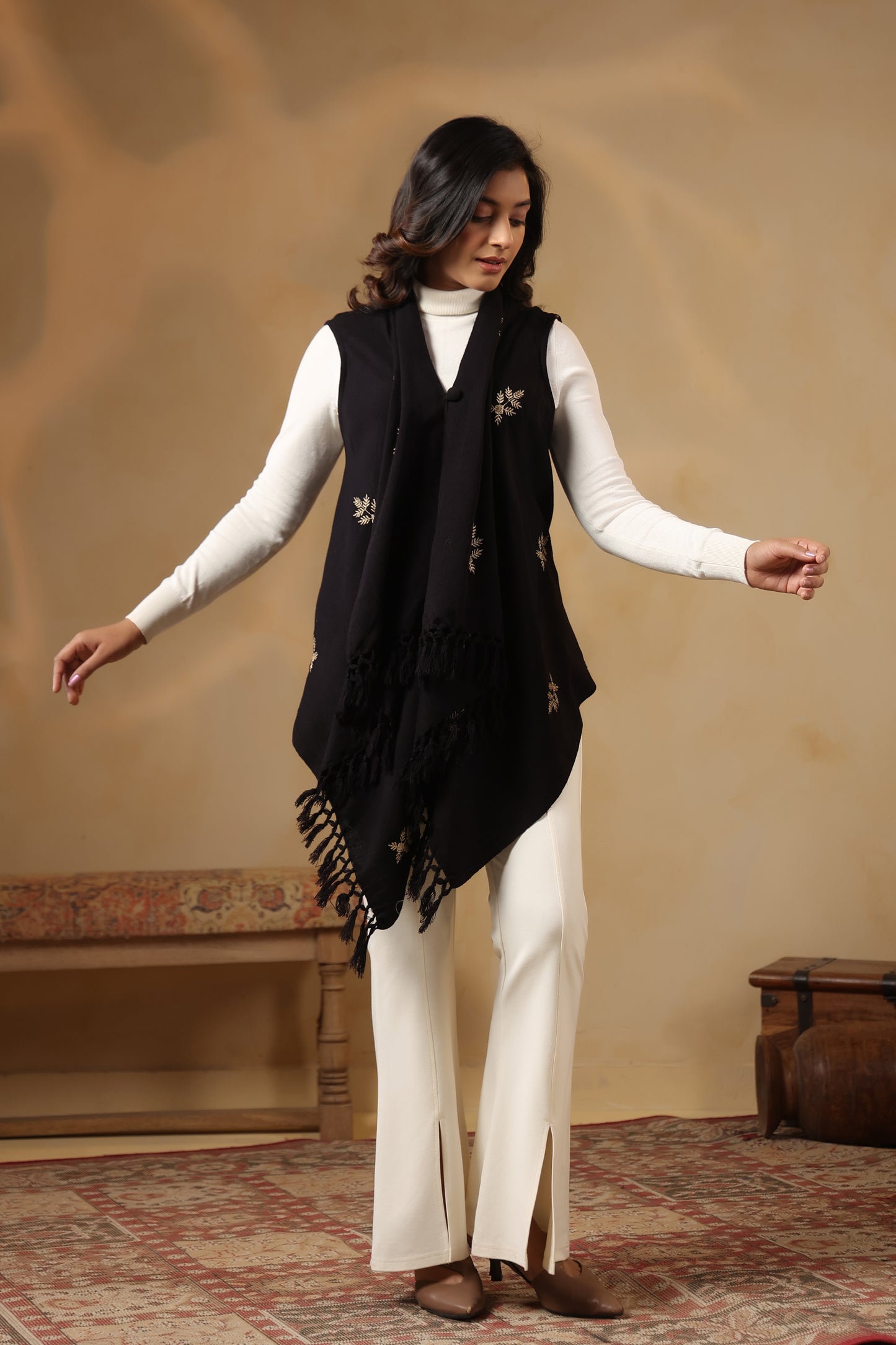 Women's Sleeveless Floral Zari Embroidery Shrug Cardigan | Black