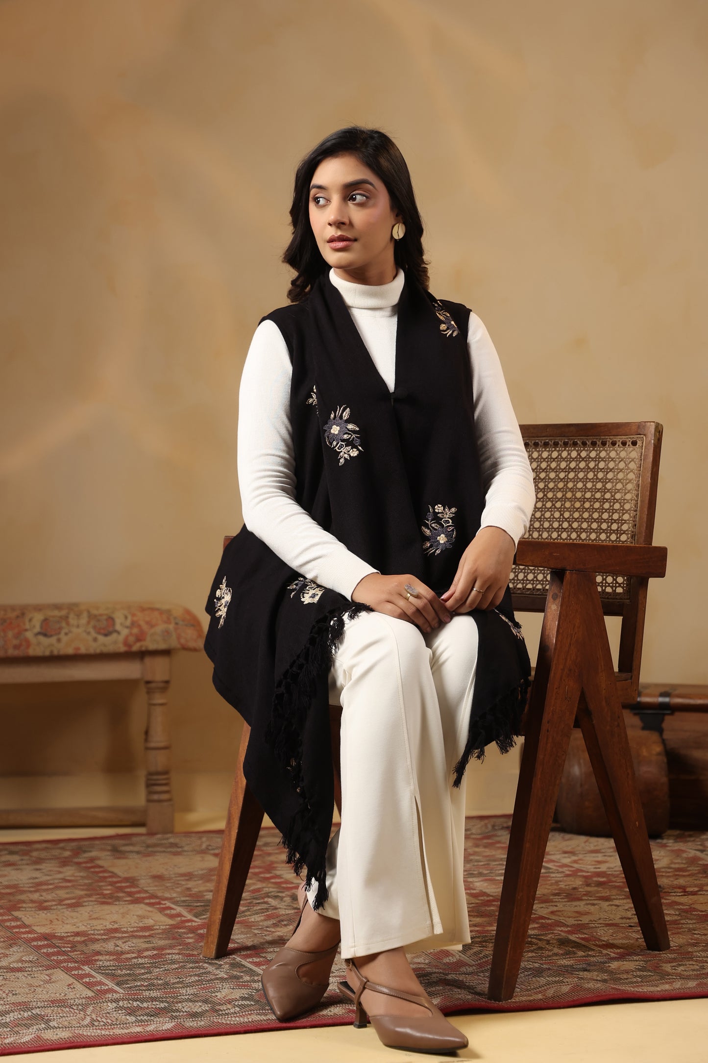 Women's Sleeveless Floral Zari Embroidery Cardigan Shrug | Black