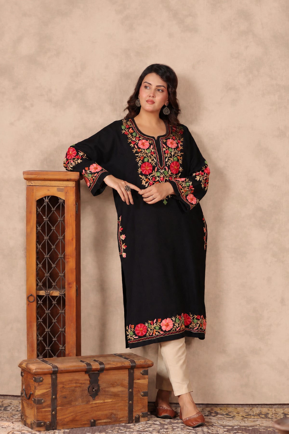Floral Border Aari Embroidery Kashmiri Pheran | Black - view 10